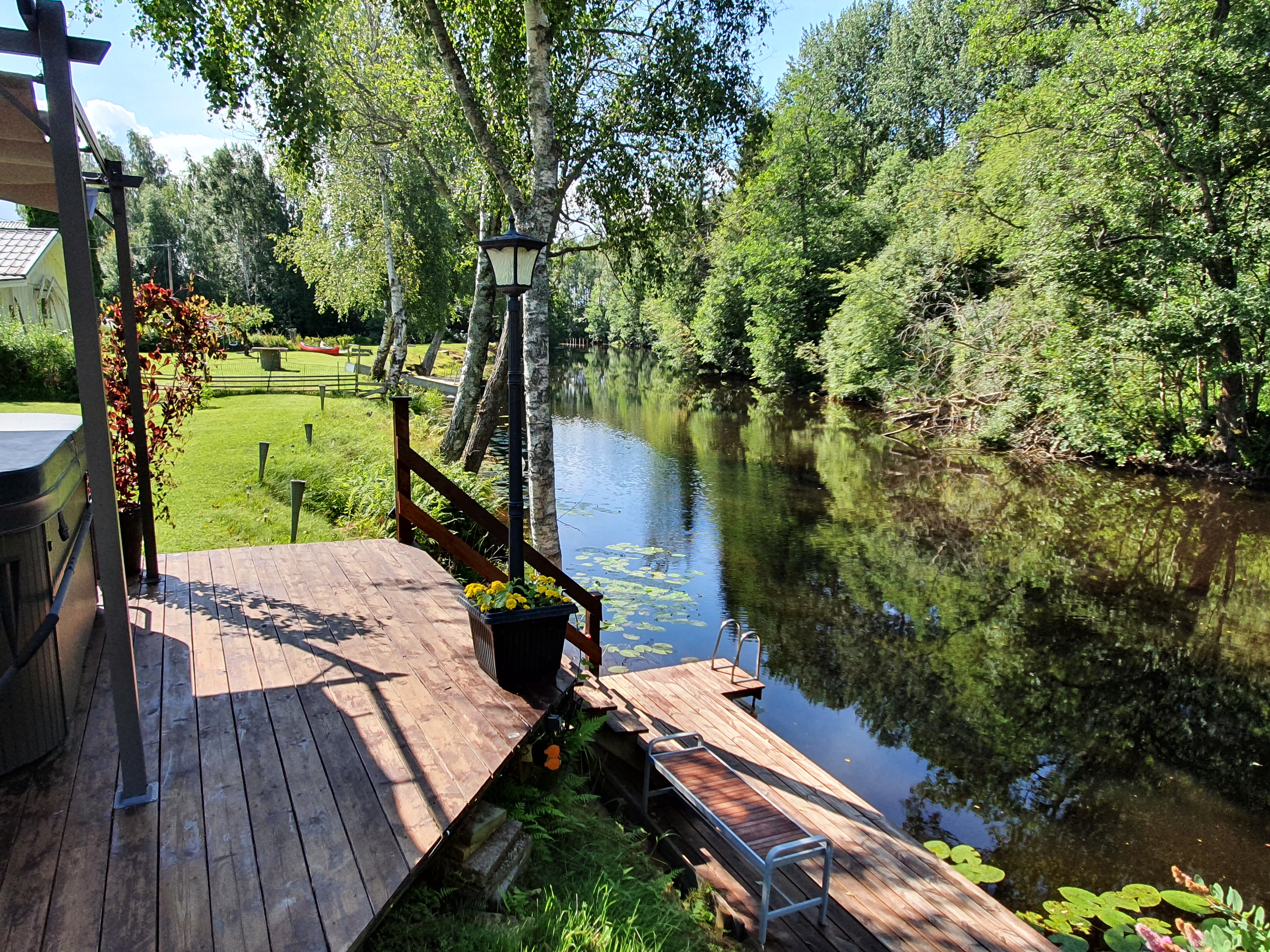 Bryggan och ån sett från badet
