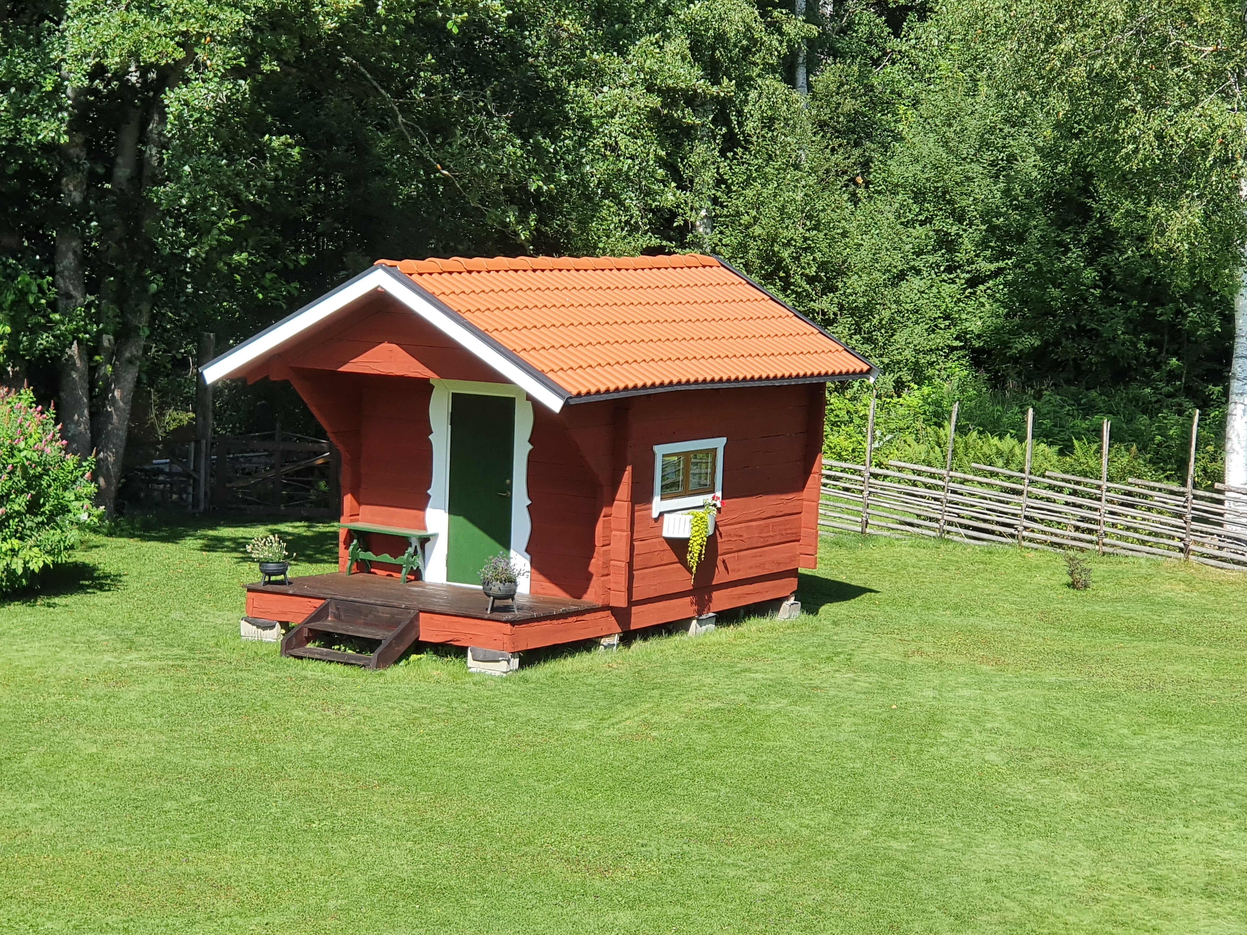 Gäststugan sett från huset