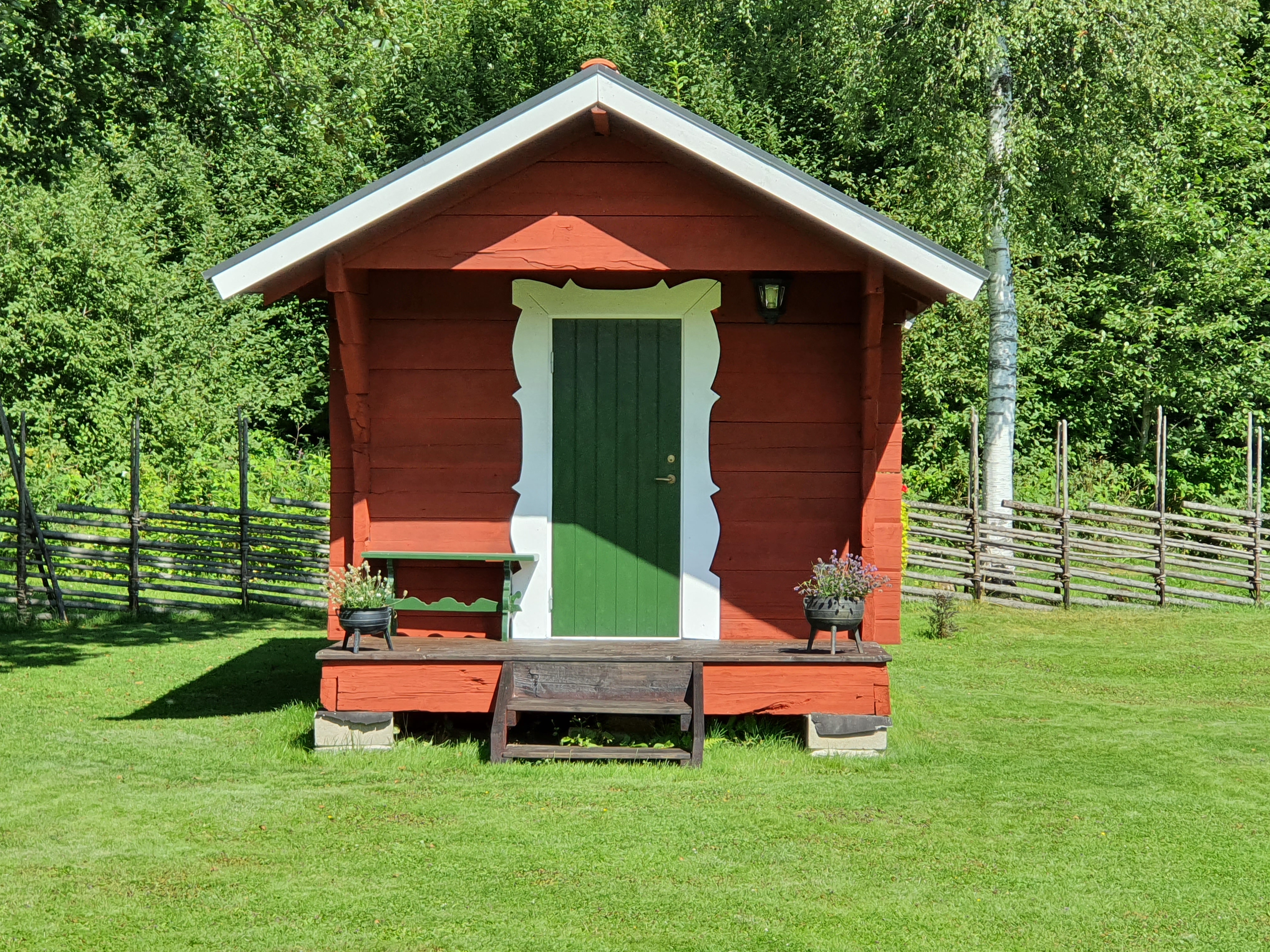 Gäststugan sett från trädgården